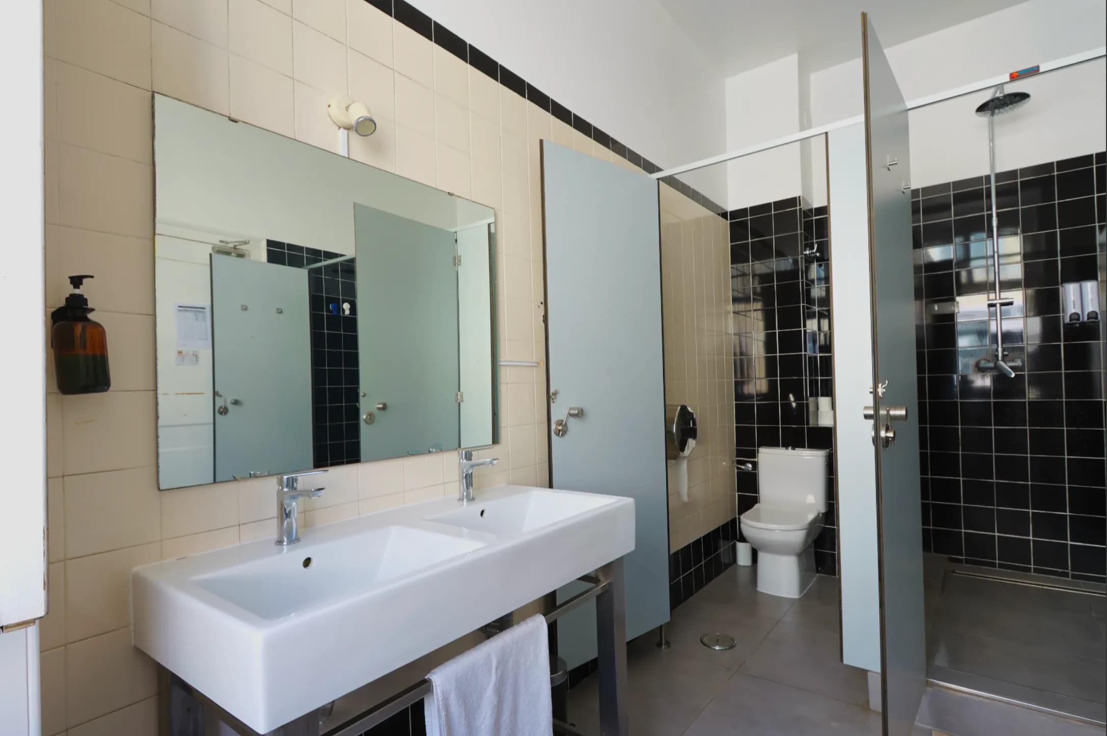 8 Bed Mixed Shared Room — photo 4